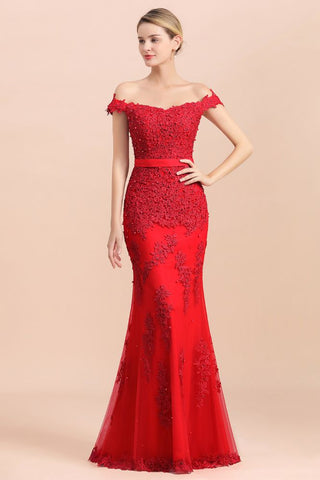 Charmantes schulterfreies, rotes Meerjungfrau-Brautjungfernkleid mit Spitzenapplikationen und schmalem Abendkleid