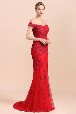 Charmantes schulterfreies, rotes Meerjungfrau-Brautjungfernkleid mit Spitzenapplikationen und schmalem Abendkleid