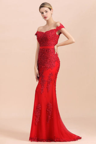 Charmantes schulterfreies, rotes Meerjungfrau-Brautjungfernkleid mit Spitzenapplikationen und schmalem Abendkleid