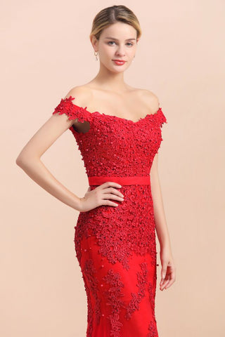 Charmantes schulterfreies, rotes Meerjungfrau-Brautjungfernkleid mit Spitzenapplikationen und schmalem Abendkleid