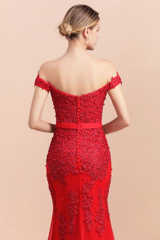 Charmantes schulterfreies, rotes Meerjungfrau-Brautjungfernkleid mit Spitzenapplikationen und schmalem Abendkleid