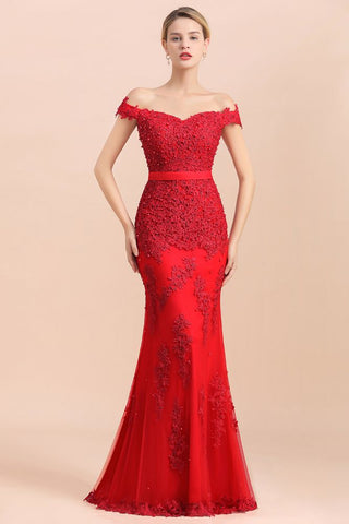 Charmantes schulterfreies, rotes Meerjungfrau-Brautjungfernkleid mit Spitzenapplikationen und schmalem Abendkleid