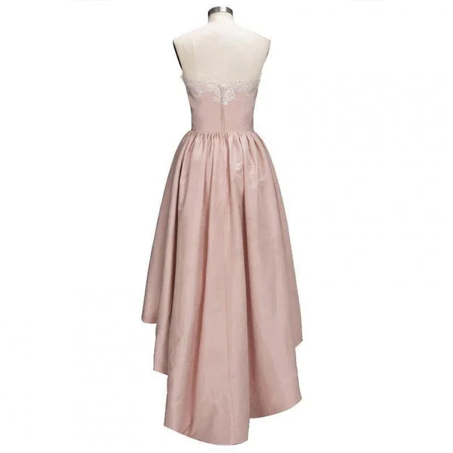 Incantevole abito da festa con scollo a cuore in pizzo a balze asimmetriche, senza maniche, corto, color oro con applicazioni