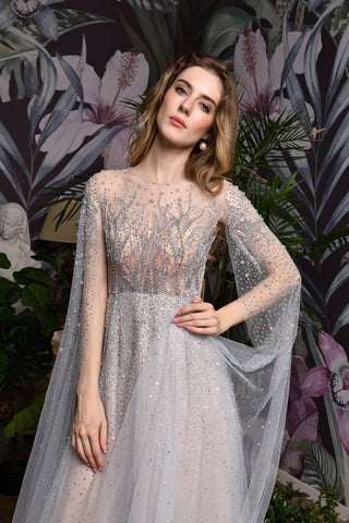 Bezauberndes bodenlanges Abend- und Partykleid aus Tüll mit glitzernden Perlen und Umhang auf der Rückseite