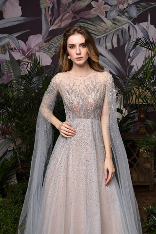 Bezauberndes bodenlanges Abend- und Partykleid aus Tüll mit glitzernden Perlen und Umhang auf der Rückseite