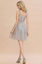 Incantevole abito corto per festa con scollo a V, applicazioni in pizzo di tulle, linea ad A e schiena scoperta