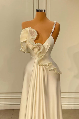 Bezauberndes weißes asymmetrisches Satin-Ballkleid mit Rüschen