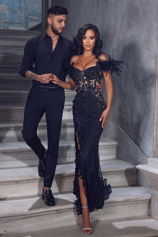 Elegante vestido de fiesta negro de encaje estilo sirena, sin mangas, con hombros descubiertos y abertura