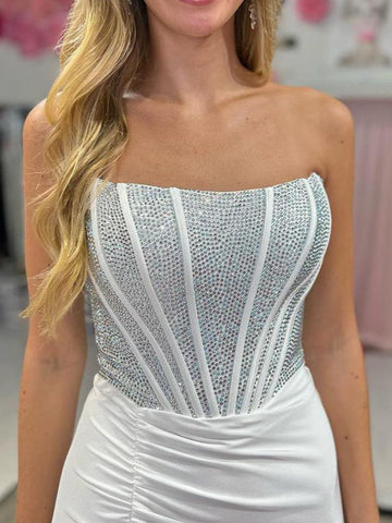 Chime | Vestidos de fiesta largos de satén blanco con escote sirena, sin tirantes y cuentas