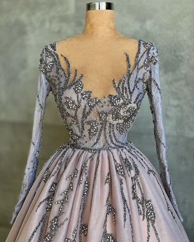 Edles langes A-Linien-Ballkleid aus Tüll mit V-Ausschnitt und Perlenbesatz und Ärmeln