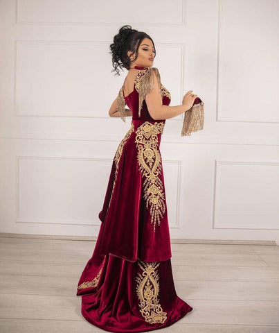 Edles langes Meerjungfrau-Ballkleid aus Spitzensamt mit Schlitz und Applikationen