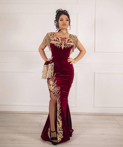 Edles langes Meerjungfrau-Ballkleid aus Spitzensamt mit Schlitz und Applikationen