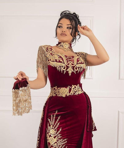 Edles langes Meerjungfrau-Ballkleid aus Spitzensamt mit Schlitz und Applikationen