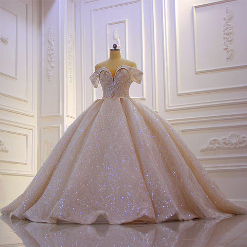 Elegantes, langes, schulterfreies Ballkleid aus Satin mit Pailletten und Perlen