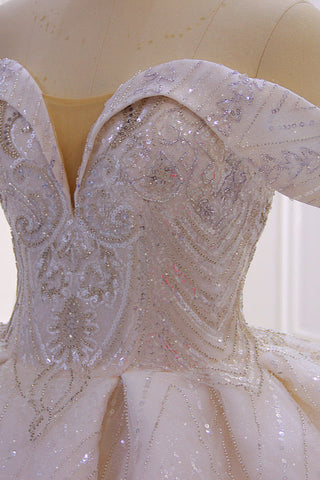 Elegantes, langes, schulterfreies Ballkleid aus Satin mit Pailletten und Perlen