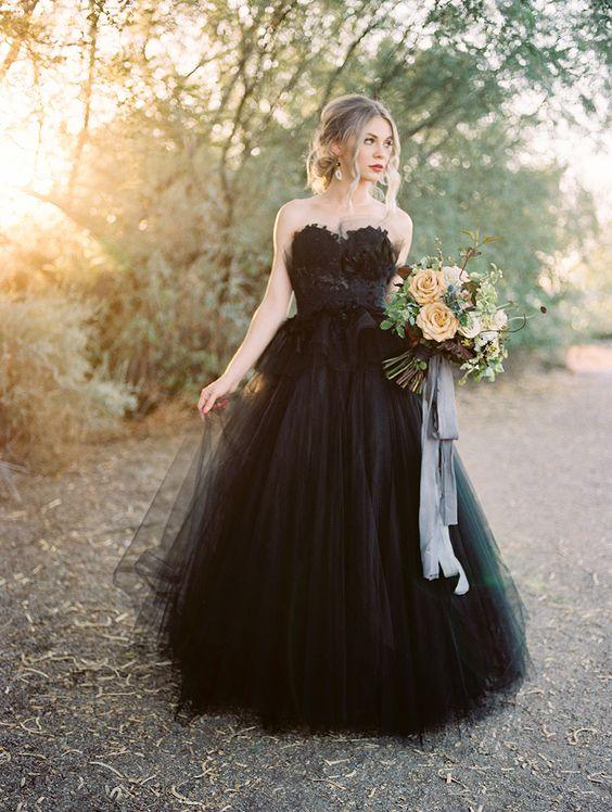 Robe de mariée noire en tulle élégante, longue, princesse, décolleté cœur, dos ouvert avec dentelle