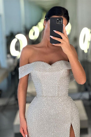Schulterfreies weißes Ballkleid im Meerjungfrau-Stil mit Pailletten und Schlitz