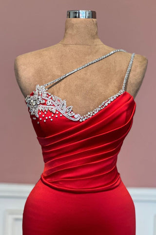 Vestido de fiesta de satén rojo con un solo hombro y detalle de cuentas sin mangas