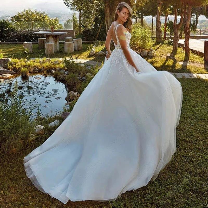 Beach Wedding Dresses Appliques Straps V-Neck Bridal Party Gowns Backless Sweep Train robe de mariée fluide Custom Made by payinti