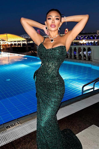 Vestido de fiesta largo verde oscuro brillante con escote en forma de corazón, lentejuelas y corte sirena con abertura
