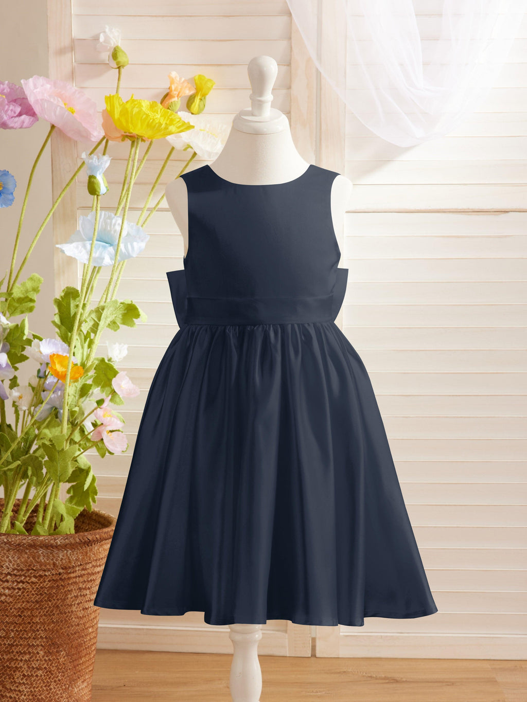 Elegant A-line Satin V-Back Bow Knee-length Flower Girl Dress - photo 4