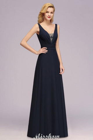 Vestido de dama de honor de corte A con escote en V profundo y cuentas, largo hasta el suelo.