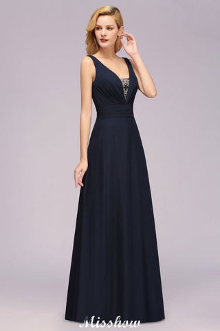 Vestido de dama de honor de corte A con escote en V profundo y cuentas, largo hasta el suelo.