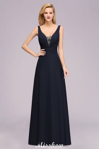 Vestido de dama de honor de corte A con escote en V profundo y cuentas, largo hasta el suelo.