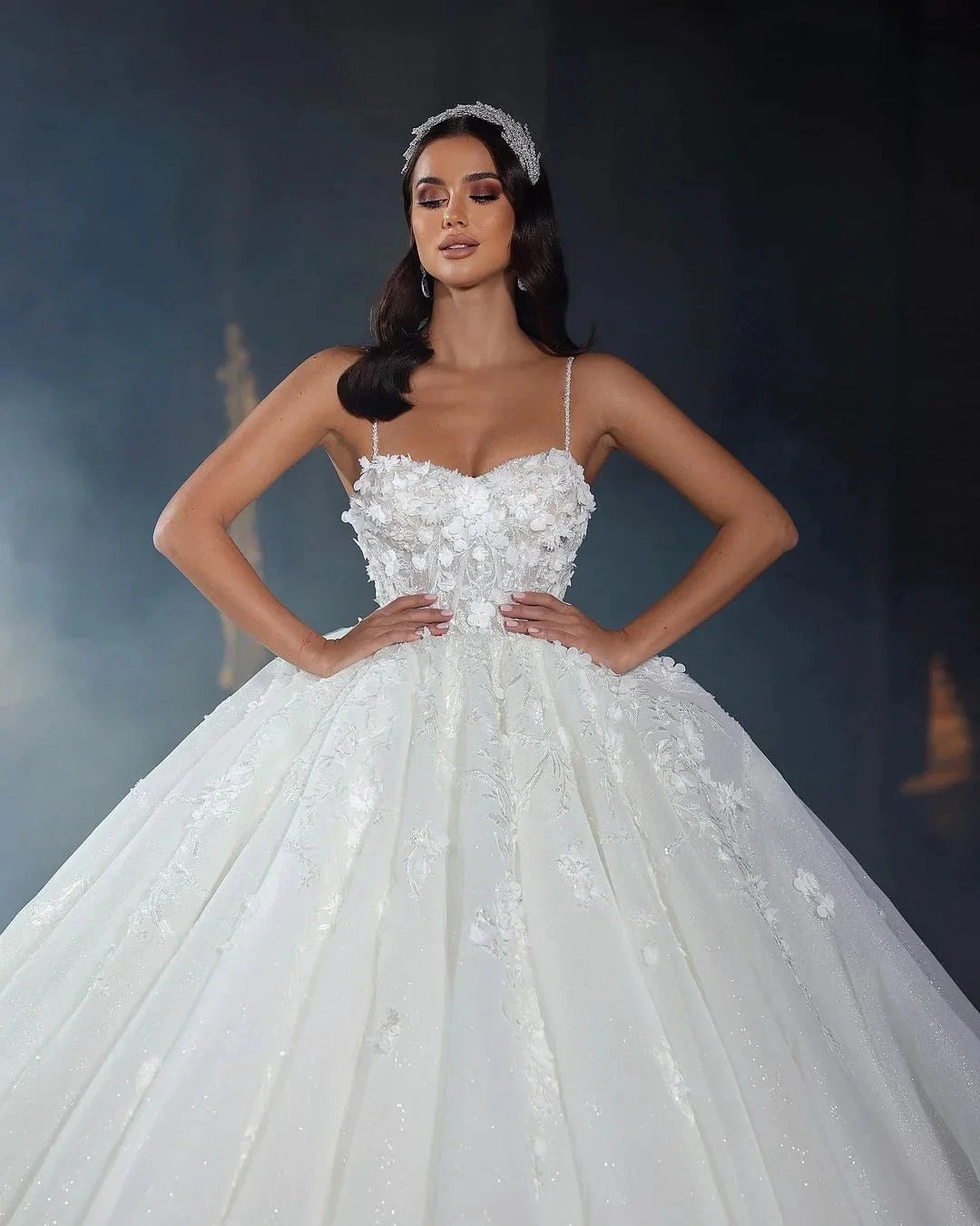 Vestido de Noiva de Renda com Alças Finas em Espaguete, Sem Mangas, Comprimento ao Chão, Corte em A, com Folhos, Modelo Romântico Deluxe