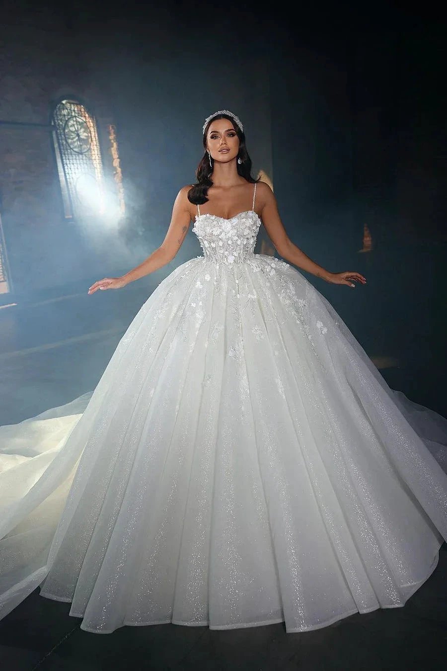 Vestido de Noiva de Renda com Alças Finas em Espaguete, Sem Mangas, Comprimento ao Chão, Corte em A, com Folhos, Modelo Romântico Deluxe