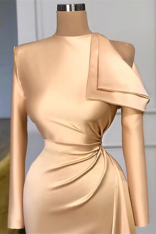 Vestido de fiesta largo de satén color champán con corte sirena y mangas largas de diseñador