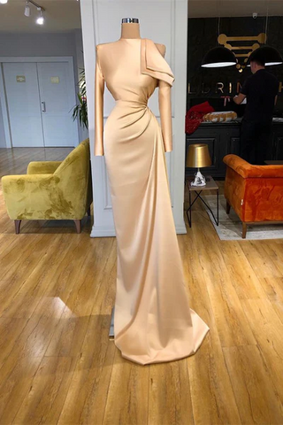 Vestido de fiesta largo de satén color champán con corte sirena y mangas largas de diseñador