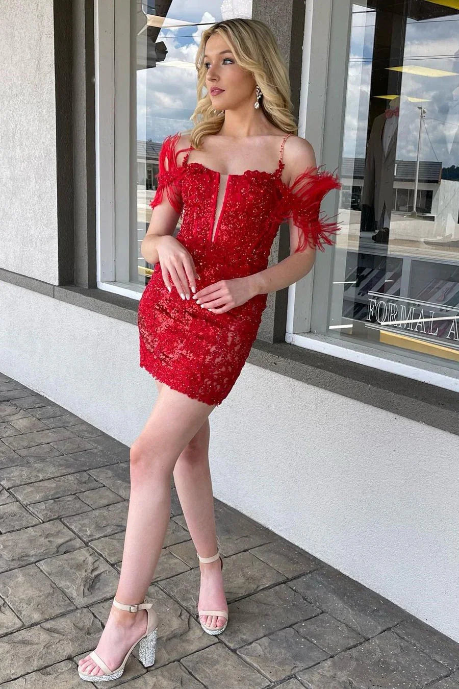 Vestido de fiesta de diseñador rojo con hombros descubiertos, plumas y cuentas