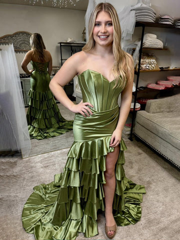 Diya | Meerjungfrau-Ballkleid mit trägerlosem Satin und Rüschen und Schlitz