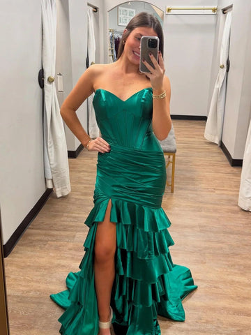 Diya | Meerjungfrau-Ballkleid mit trägerlosem Satin und Rüschen und Schlitz