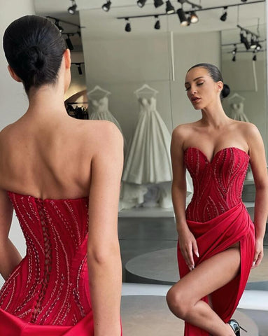 Vestido de fiesta de sirena sin mangas con escote corazón, detalles de cuentas y abertura atrevida