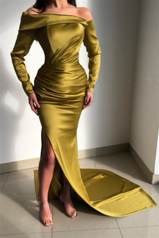 Hinreißendes Ballkleid in Salbeigrün mit fließenden Schlitzärmeln