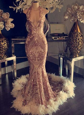 Langes Ballkleid im Meerjungfrau-Stil mit Neckholder und offenem Rücken und Federdetail