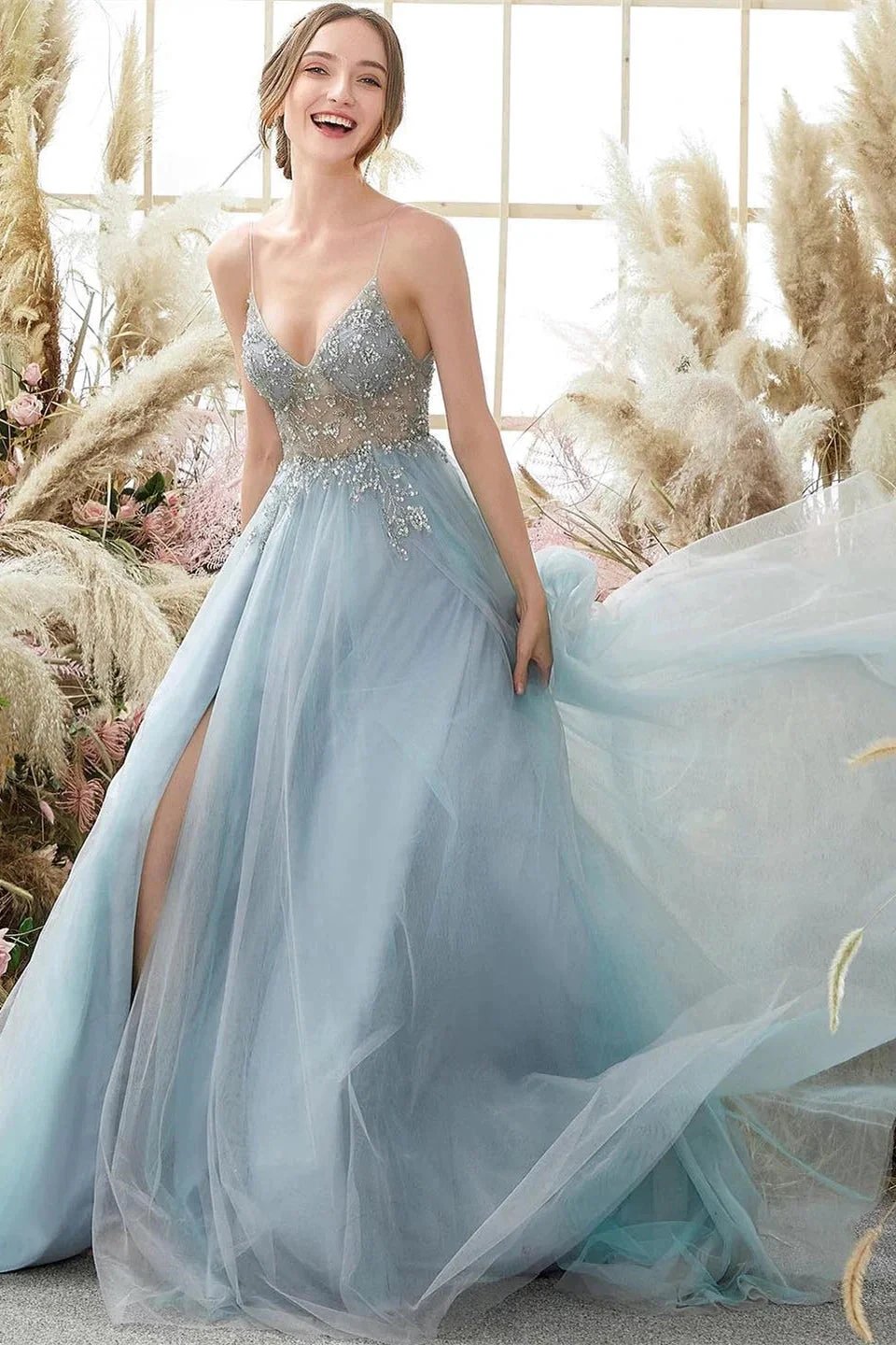 Elegantes blaues A-Linien-Ballkleid mit V-Ausschnitt, Spaghettiträgern, Schlitz vorne und Perlenbesatz