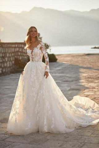 Elegantes vestidos de novia de corte A con apliques de encaje y mangas