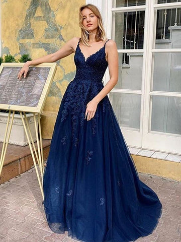 Elegante vestido de fiesta largo de encaje con escote en V y espalda descubierta en azul marino oscuro.