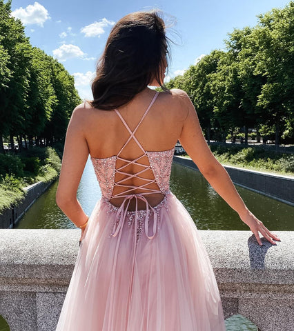 Elegante vestido de fiesta largo de tul con cuentas y escote en V en forma de A sin espalda