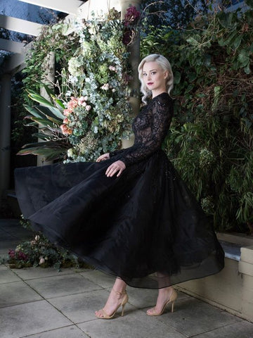 Elegant Black Bateau Appliques Lace Short Wedding Dress with Sleeves