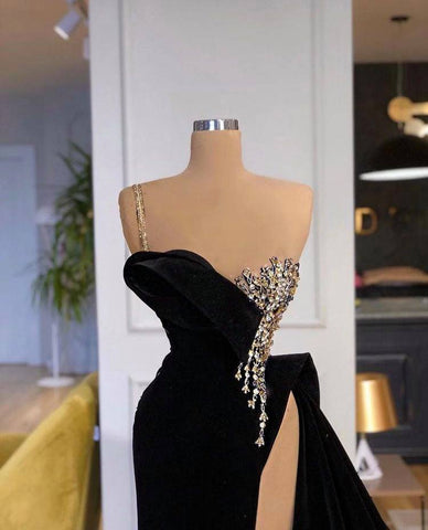 Elegante vestido de fiesta negro con abertura frontal y un hombro con cuentas