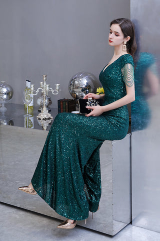 Elegantes langes Ballkleid mit Flügelärmeln und grünen Pailletten