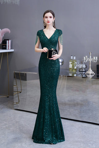 Elegantes langes Ballkleid mit Flügelärmeln und grünen Pailletten