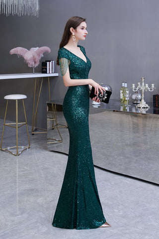 Elegantes langes Ballkleid mit Flügelärmeln und grünen Pailletten