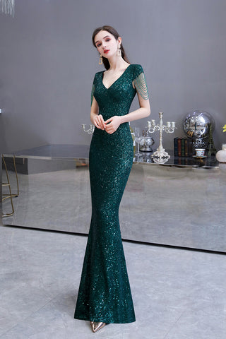 Elegantes langes Ballkleid mit Flügelärmeln und grünen Pailletten