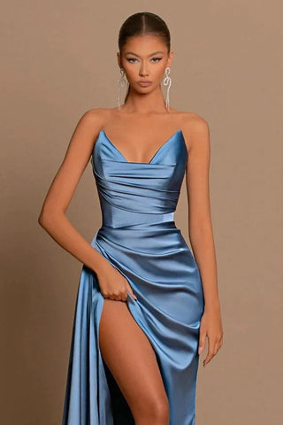 Elegante vestido de fiesta formal sin mangas con escote corazón y corte sirena en azul polvoriento con abertura