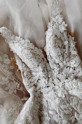 Elegant Floor length ivory lace princess wedding dress